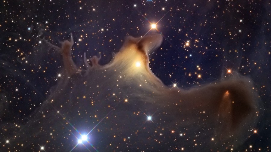 Estas nuvens de poeira cósmica estão localizadas na Constelação de Cepheus. Longe do planeta Terra, elas se escondem na borda do complexo de nuvens moleculares de Cepheus, a cerca de 1,2 mil anos-luz de distância. A mais de 2 anos-luz de distância da nebulosa em forma de fantasma, o relativamente isolado glóbulo de Bok, também conhecido como vdB 141 ou Sh2-136, está próximo ao centro da imagem. O núcleo da nuvem escura à direita está em colapso e é provavelmente um sistema estelar binário nos estágios iniciais de formação