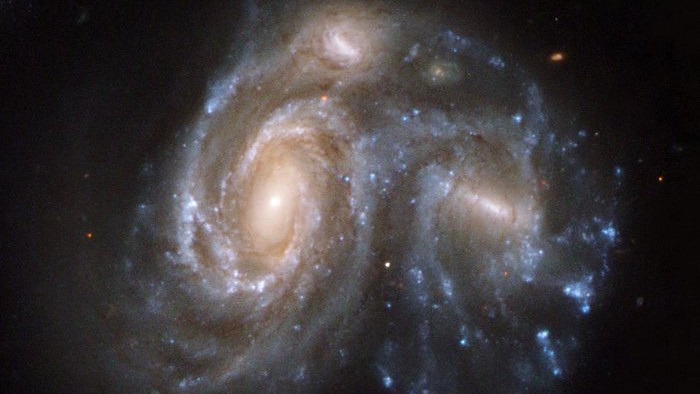 Arp 272 é uma colisão notável entre duas galáxias espirais, NGC 6050 e IC 1179, sendo integrante do Aglomerado de Galáxias de Hércules, localizado na direção da Constelação de Hércules. Esse aglomerado de galáxias faz parte de uma formação ainda maior, chamada de Grande Muralha de aglomerados e superaglomerados, a maior estrutura conhecida no Universo. As duas galáxias espirais estão conectadas por seus braços giratórios. Arp 272 está a cerca de 450 milhões de anos-luz de distância da Terra