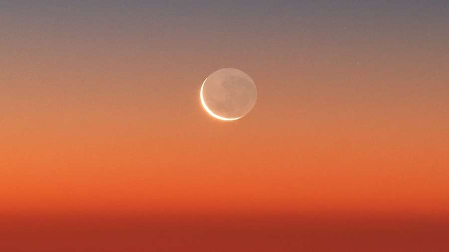 Dá-se o nome de luz cinérea ao brilho da Terra refletido no lado noturno da Lua. Esta imagem da Lua mostra a luz cinérea em uma jovem Lua Nova e foi registrada a partir do Observatório Las Campanas, localizado no Deserto de Atacama, no Chile, em janeiro de 2018. Camadas de inversão atmosférica aparecem acima do Oceano Pacífico, coloridas pelo pôr do Sol, no horizonte ocidental