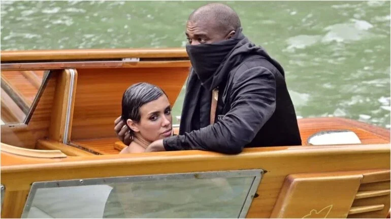 Kanye West e Bianca Censori são flagrados em momento íntimo durante passeio na Itália