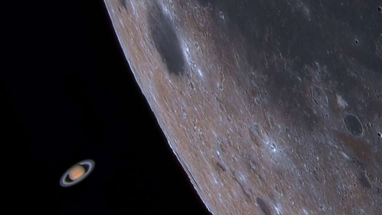 Às vezes, Saturno desaparece quando a nossa Lua passa em frente ao gigante gasoso. Esse eclipse de Saturno foi visível ao longo de uma pequena faixa na Terra – do Brasil ao Sri Lanka – ao final de março de 2019. A imagem em destaque é resultado de uma combinação do que foi capturado por vídeos do evento, em vermelho, verde e azul. As exposições foram tiradas a partir do solo, na África do Sul, pouco antes da ocultação. Quando Saturno reapareceu, do outro lado da Lua, quase duas horas depois, o Sol havia nascido