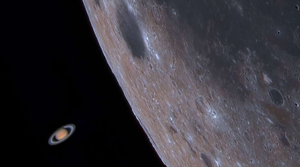 Às vezes, Saturno desaparece quando a nossa Lua passa em frente ao gigante gasoso. Esse eclipse de Saturno foi visível ao longo de uma pequena faixa na Terra – do Brasil ao Sri Lanka – ao final de março de 2019. A imagem em destaque é resultado de uma combinação do que foi capturado por vídeos do evento, em vermelho, verde e azul. As exposições foram tiradas a partir do solo, na África do Sul, pouco antes da ocultação. Quando Saturno reapareceu, do outro lado da Lua, quase duas horas depois, o Sol havia nascido