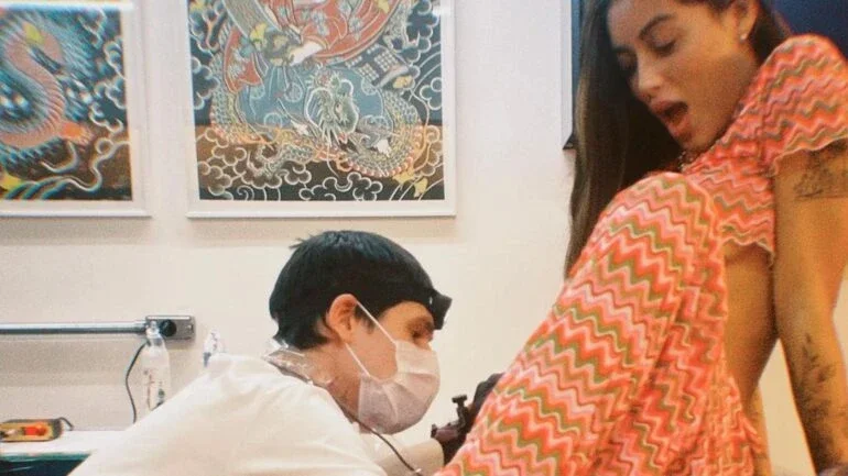 Atriz Marcella Maia realiza tatuagem íntima