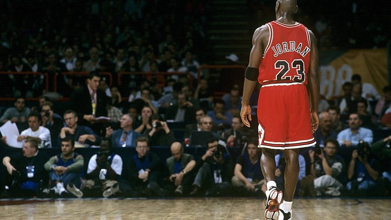 Com US$ 3,5 bilhões, Jordan é o jogador de basquete mais rico da história