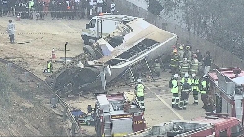 Ônibus com torcedores do Corinthians sofreu acidente na Fernão Dias