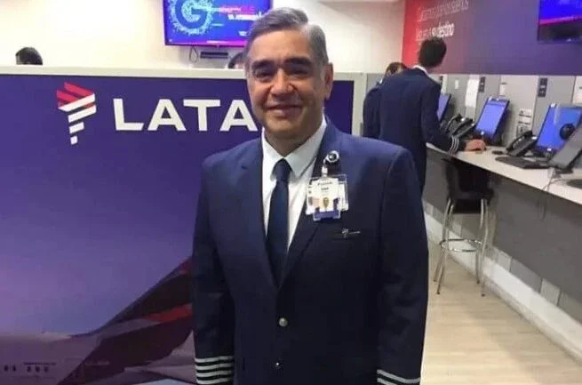 Piloto morre no banheiro de avião forçando pouso de emergência após decolagem