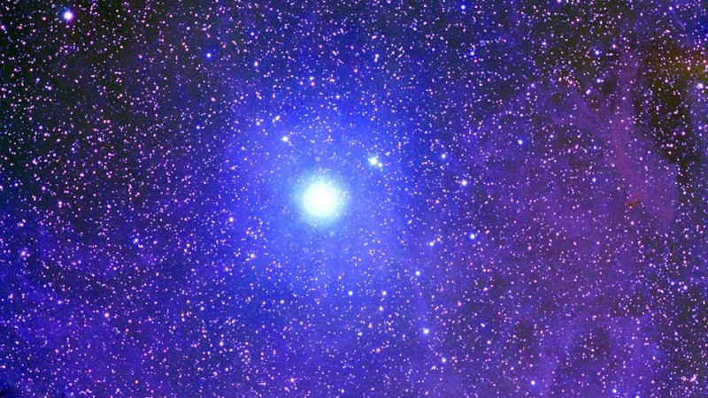 Centrado na estrela Polaris, a principal ou Alfa da Constelação da Ursa Menor, este campo de visão cobre parte de um complexo de nuvens de poeira difusa que estão acima do plano da nossa Via Láctea. A luz das estrelas é refletida pelos empoeirados cirros galácticos, ganhando a mesma tonalidade azul característica das nebulosas de reflexão. Esta imagem também registra uma luminescência avermelhada, resultado da conversão da radiação ultravioleta invisível em luz vermelha visível pelos grãos de poeira. Acredita-se que esse brilho seja causado por moléculas orgânicas complexas conhecidas como Hidrocarbonetos Aromáticos Policíclicos (HAPs)