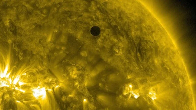 Lançado em 11 de fevereiro de 2010, o Solar Dynamics Observatory (SDO) é a espaçonave mais avançada já projetada para estudar o Sol. Em 5 de junho de 2012, o SDO coletou imagens do evento solar previsível mais raro: o trânsito de Vênus em frente à face do Sol. Esse evento acontece em pares, com oito anos de diferença, separados por 105 ou 121 anos. O último trânsito foi em 2004 e o próximo não acontecerá até 2117