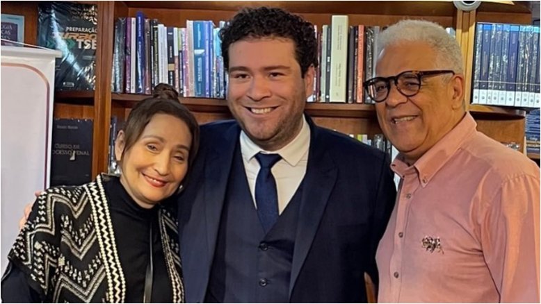 Sonia Abrão compartilha momento raro ao lado do filho e do ex-marido: ‘Noite linda’