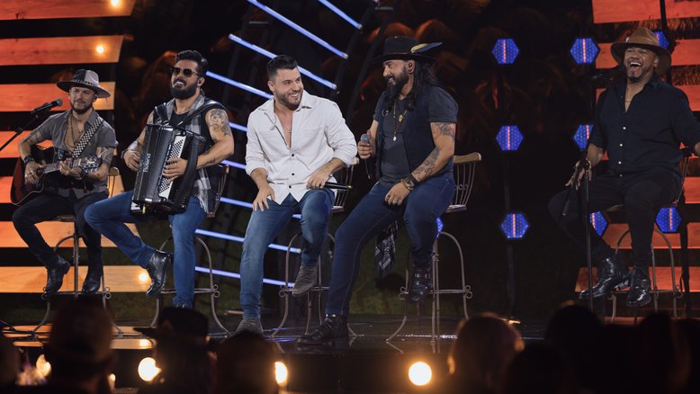 Com participação de Murilo Huff, Traia Véia faz show de lançamento de DVD