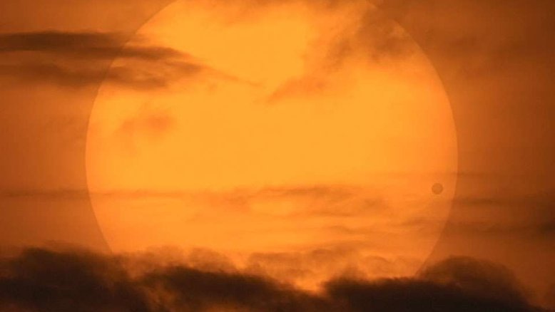 Este raro trânsito de Vênus pela face do Sol, em 2004, foi largamente fotografado. Imagens científicas e artísticas foram produzidas nas áreas onde o evento astronômico pôde ser visto: Europa, grande parte da Ásia, África e América do Norte. Cientificamente, os fotógrafos solares confirmaram que o efeito da visão do disco do planeta como um ponto preto está realmente melhor relacionado à clareza de visão da câmera ou do telescópio do que à atmosfera de Vênus. Artisticamente, as imagens podem ser divididas em várias categorias, todas muito criativas. Talvez seja interessante imaginar se alguém viverá para ver o trânsito semelhante a este e que acontecerá somente em 2117