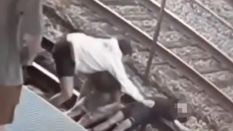 Jovens são eletrocutados ao sentarem em trilho de trem para tirar selfie