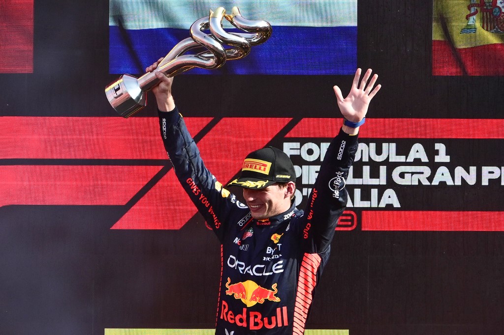 O primeiro colocado da Red Bull Racing, o piloto holandês Max Verstappen, comemora com seu troféu