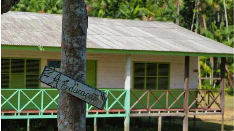 Escola Família Macacoari, na comunidade Beira Amazonas, é uma das instituições que sofrem com a intermitência no ensino contempladas pelo FUTURE. Crédito: Celio Cavalcanti Filho)