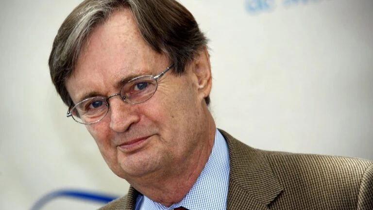 Morre aos 90 anos ator David McCallum, o legista de 