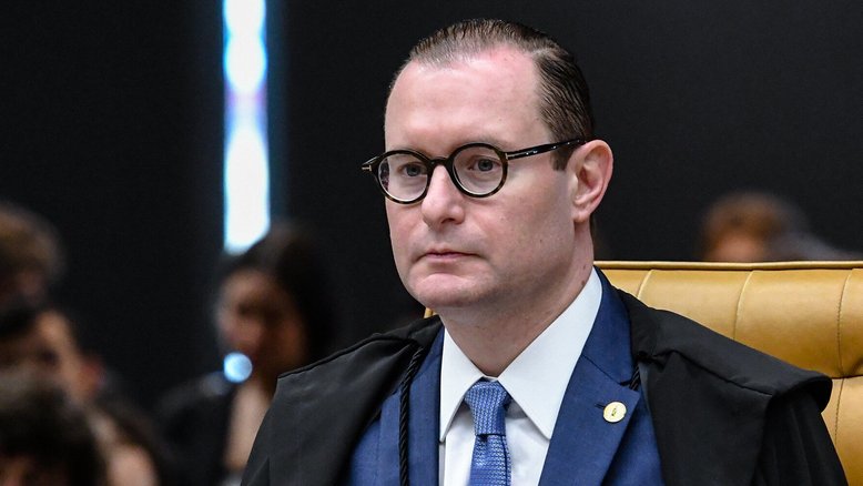 Ministro Cristiano Zanin durante a sessão plenária