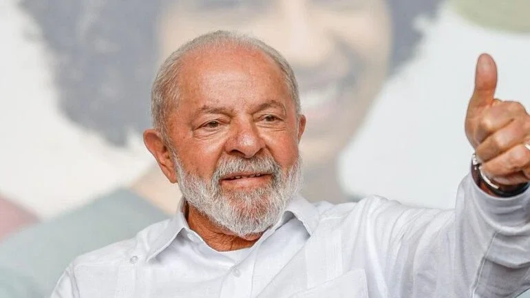 Lula passa por cirurgia no quadril