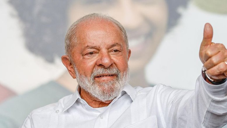 Lula passa por cirurgia no quadril