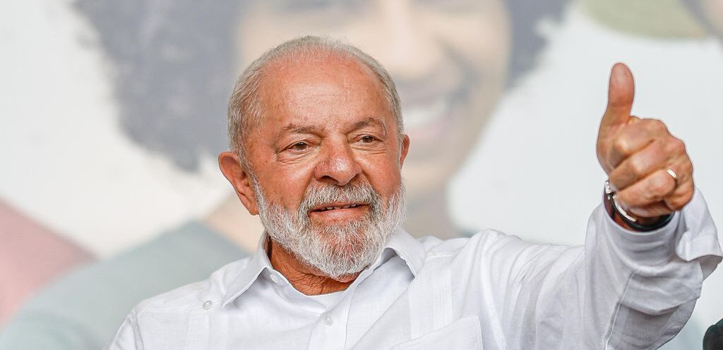 Lula passa por cirurgia no quadril