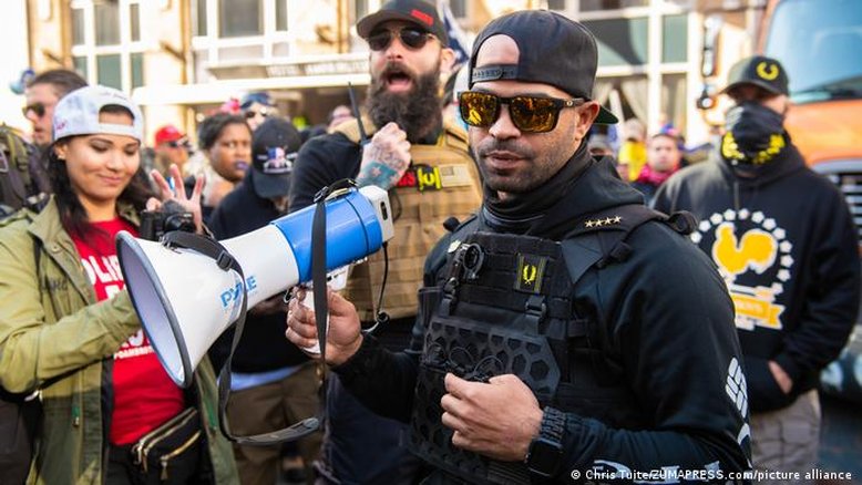 Líder dos Proud Boys condenado por ataque ao Capitólio