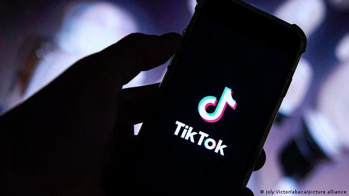 UE multa TikTok por violar proteção de dados infantis