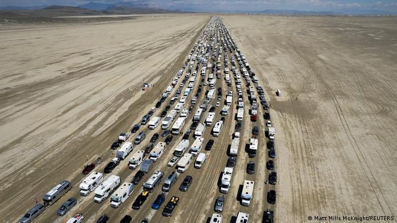 Multidão começa a deixar festival Burning Man após dias de caos
