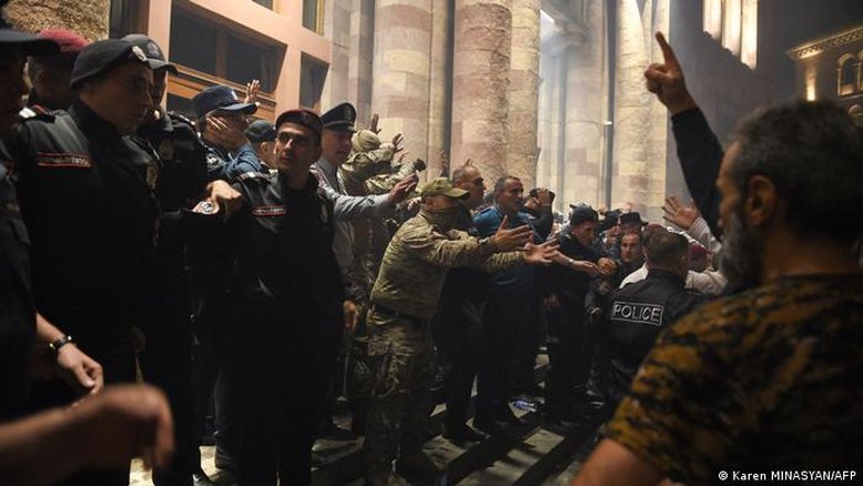 Separatistas e Azerbaijão anunciam cessar-fogo em enclave