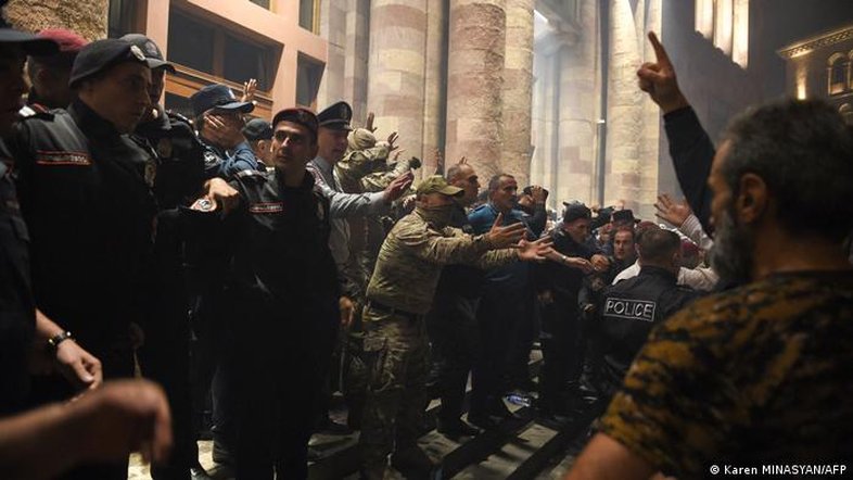 Separatistas e Azerbaijão anunciam cessar-fogo em enclave