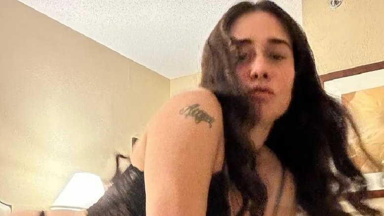 Alessandra Negrini recebe elogios ao posar de lingerie em hotel: 'Gata demais'