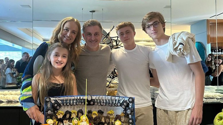 Angelica, Luciano Huck e os filhos Joaquim, Benício e Eva