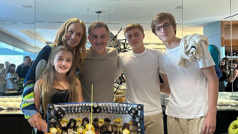 Angelica, Luciano Huck e os filhos Joaquim, Benício e Eva