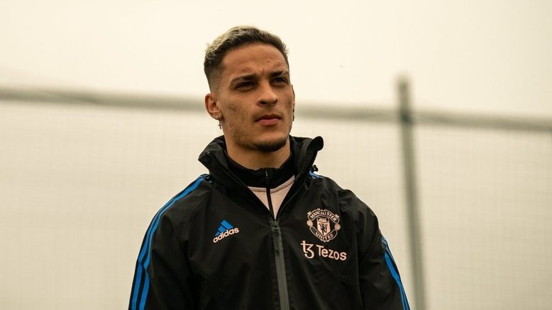 Antony é afastado do Manchester United em comum acordo para responder acusações de agressão