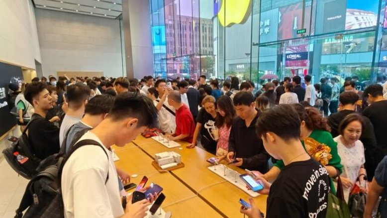 Apple reduz aumentos salariais para funcionários de varejo à medida que a receita cai