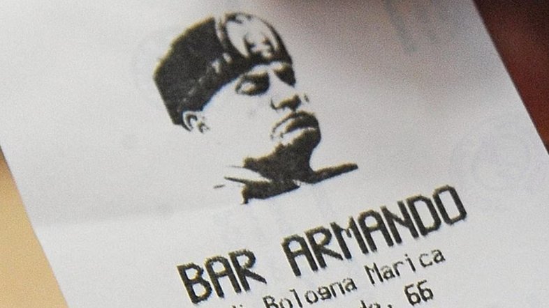 Bar na Itália distribui notas fiscais com rosto de Mussolini