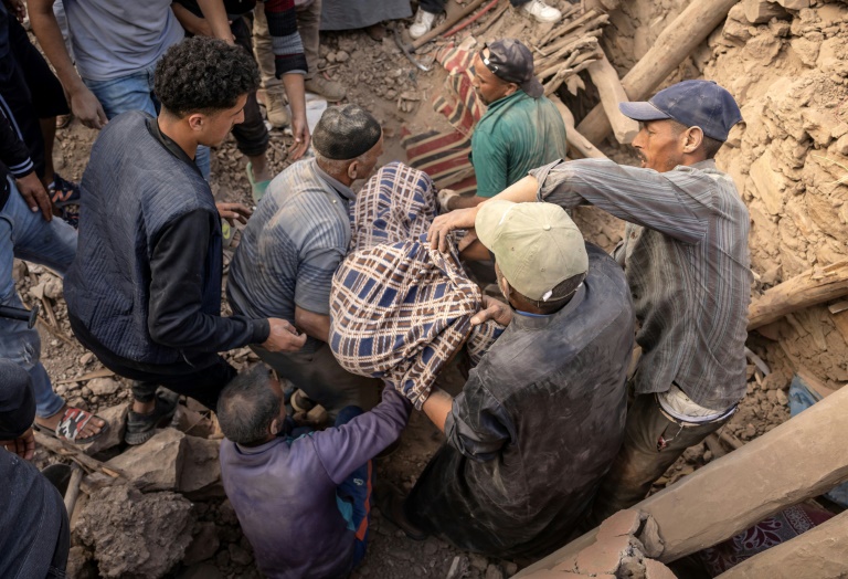 Socorristas recuperam corpo entre os escombros de casa destruída após terremoto em Imi N'Tala, centro do Marrocos - AFP