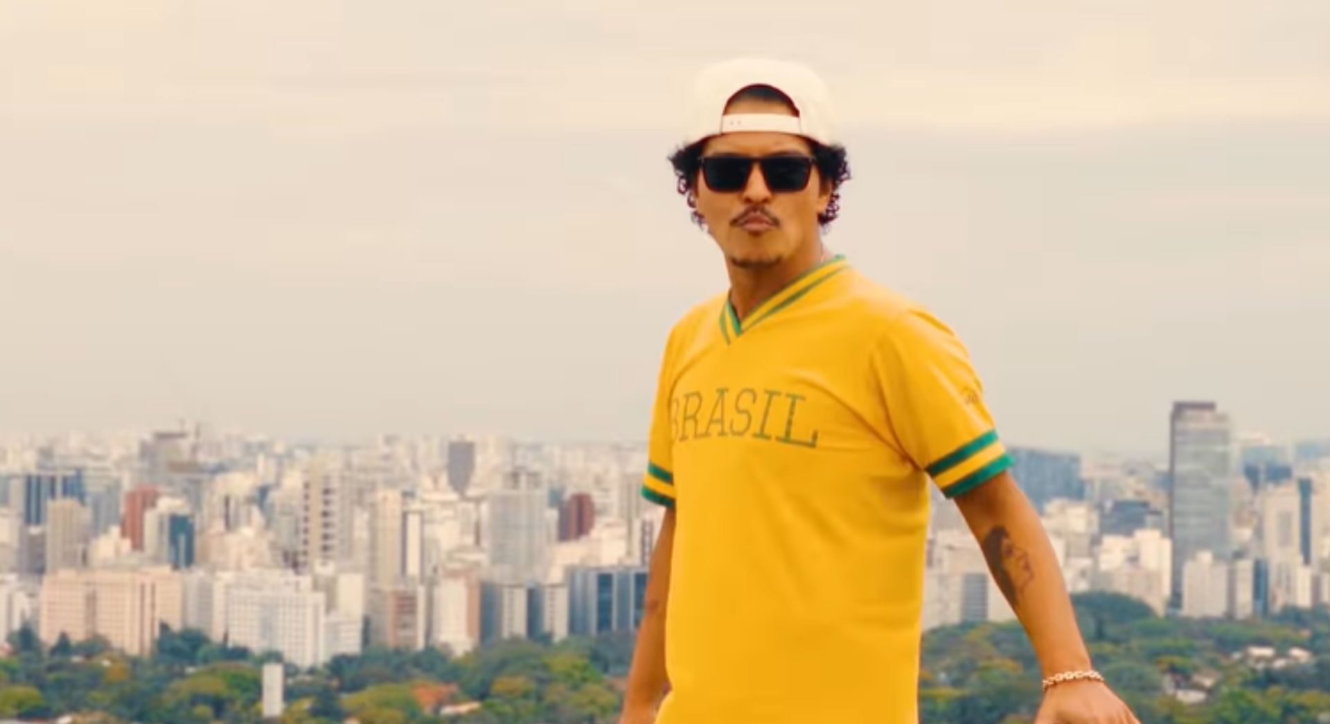 Bruno Mars anuncia show beneficente em SP para ajudar vítimas das enchentes no RS