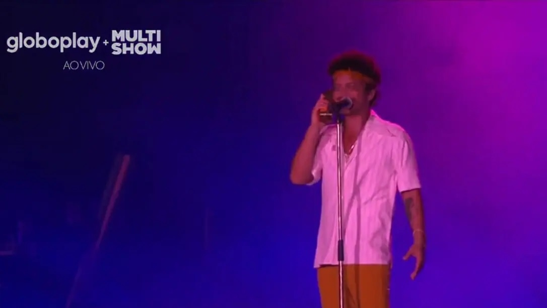 Em show no 'The Town', Bruno Mars surpreende ao tocar ‘Evidências’ e esbanja carisma