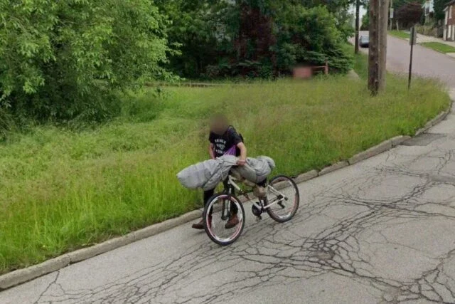 Foto do Street View mostra homem descartando cadáver, afirmam usuários do Facebook