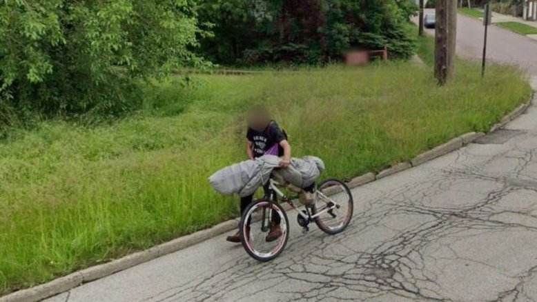 Foto do Street View mostra homem descartando cadáver, afirmam usuários do Facebook