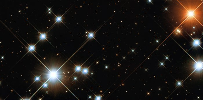 Esta imagem é uma visão aumentada de NGC 4755, o aglomerado conhecido como Caixa de Jóias, localizado a cerca de 6,5 mil anos-luz de distância, na direção da Constelação do Cruzeiro do Sul. Várias estrelas supergigantes azuis claras muito brilhantes, uma supergigante vermelha rubi solitária e uma variedade de estrelas de cores variadas são visíveis na imagem, bem como muitas outras mais fracas, com cores intrigantes. A enorme variedade de brilho existe porque as estrelas mais brilhantes têm 15 a 20 vezes a massa do Sol, enquanto os pontos escuros têm menos da metade da massa solar