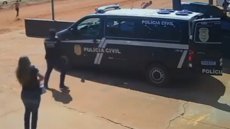 Dois presos fugiram da viatura quando eram transferidos para a cadeia