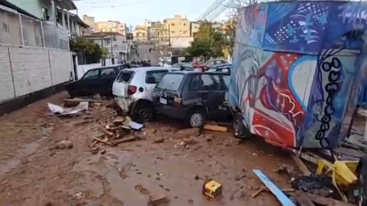 Rompimento de reservatório destrói casas, carros e deixa feridos em Florianópolis