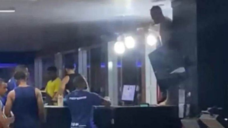 Vídeo: homem nu invade e quebra academia em MG