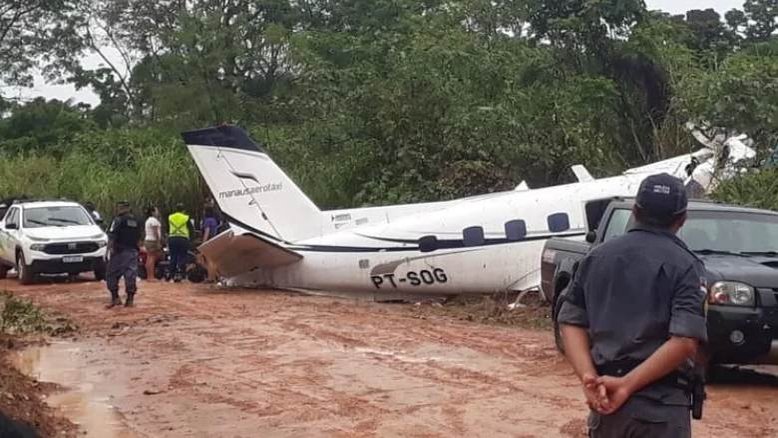 Avião com turistas cai no Amazonas e deixa 14 mortos