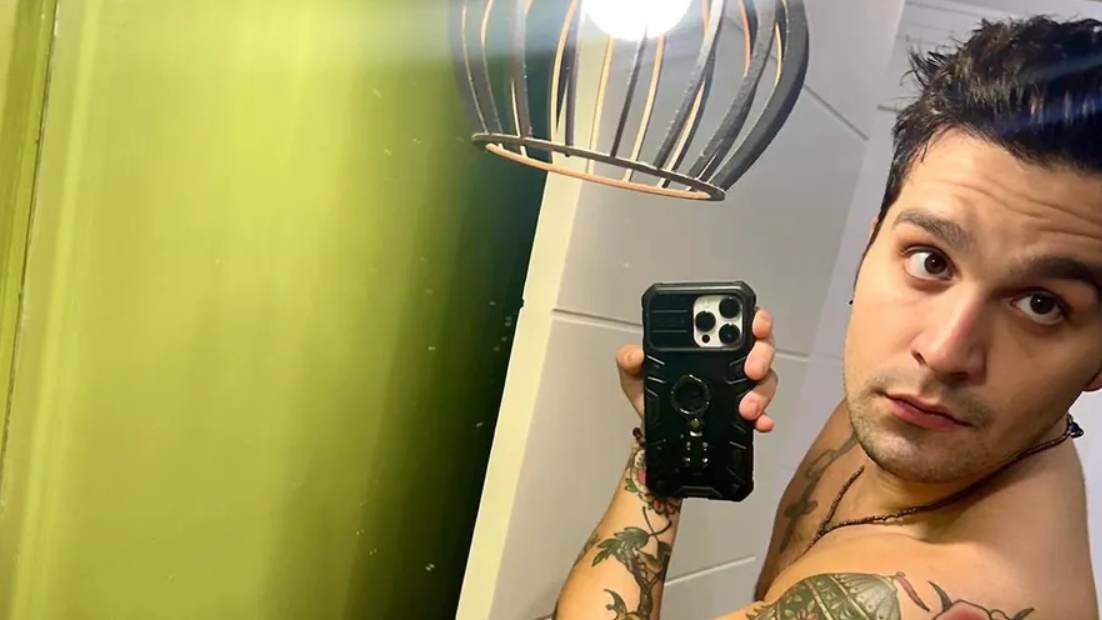 Luan Santana publica selfie sem camisa e dispara: ‘Tem hora que fico vesgo mesmo’