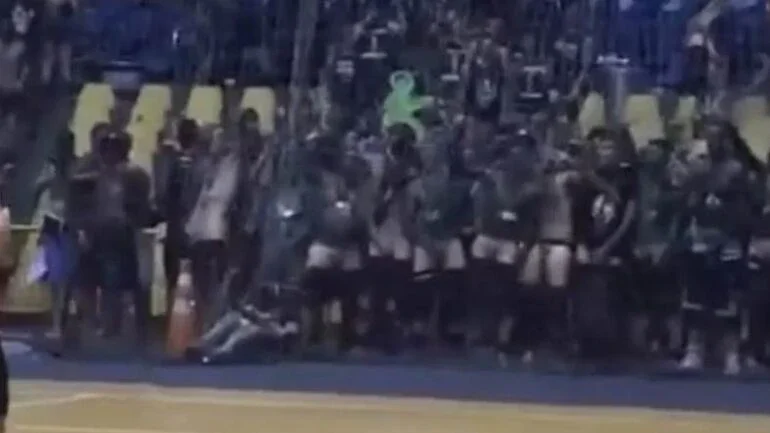 Vídeo: estudantes de medicina se masturbam durante jogo de vôlei feminino