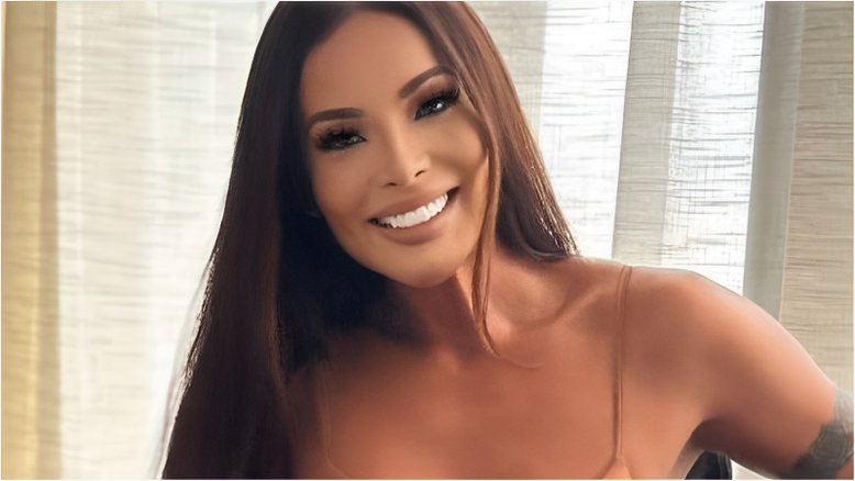 Após perrengue, Carol Nakamura realiza troca das lentes dentárias