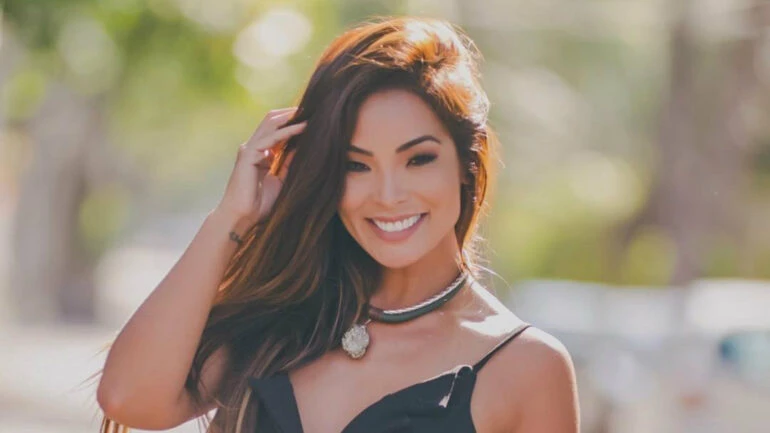 Após Carol Nakamura realizar nova troca de lentes dentárias, especialista alerta sobre necessidade do procedimento