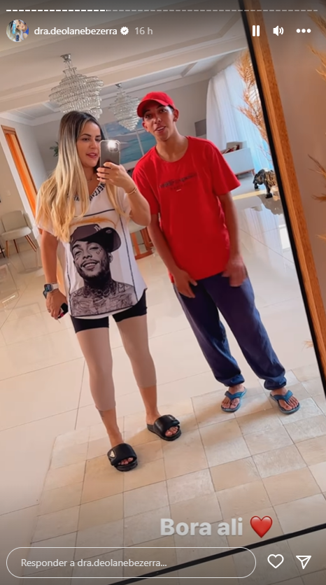 Deolane presenteia funcionário com moto