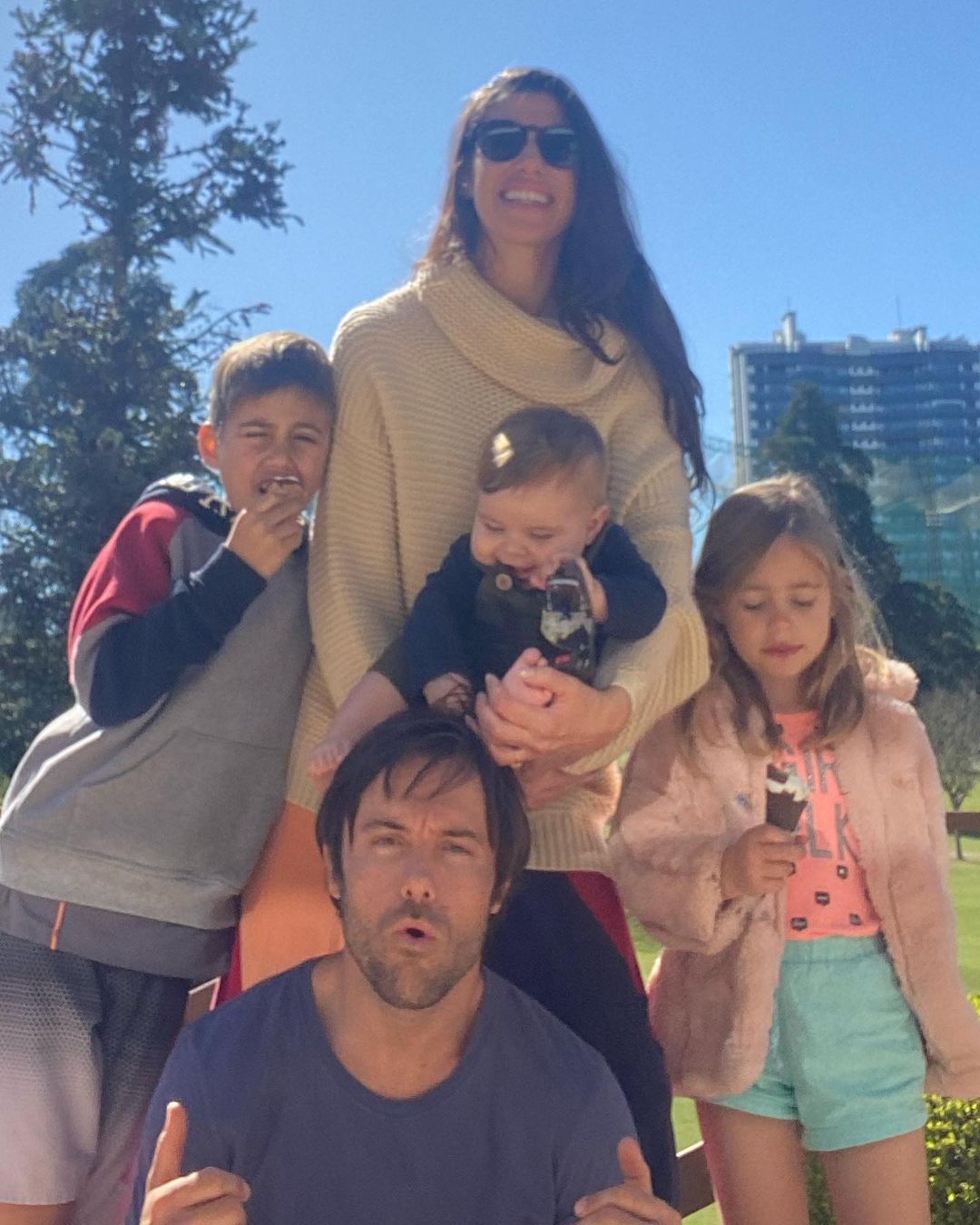 Tamara Dalcanale e Kayky Brito com os filhos